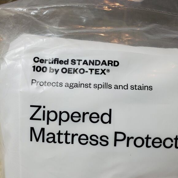 Room  Essentials OEKO TEX Zippered Mattress Protector Twin XL 10"Depth - Picture 2 of 8